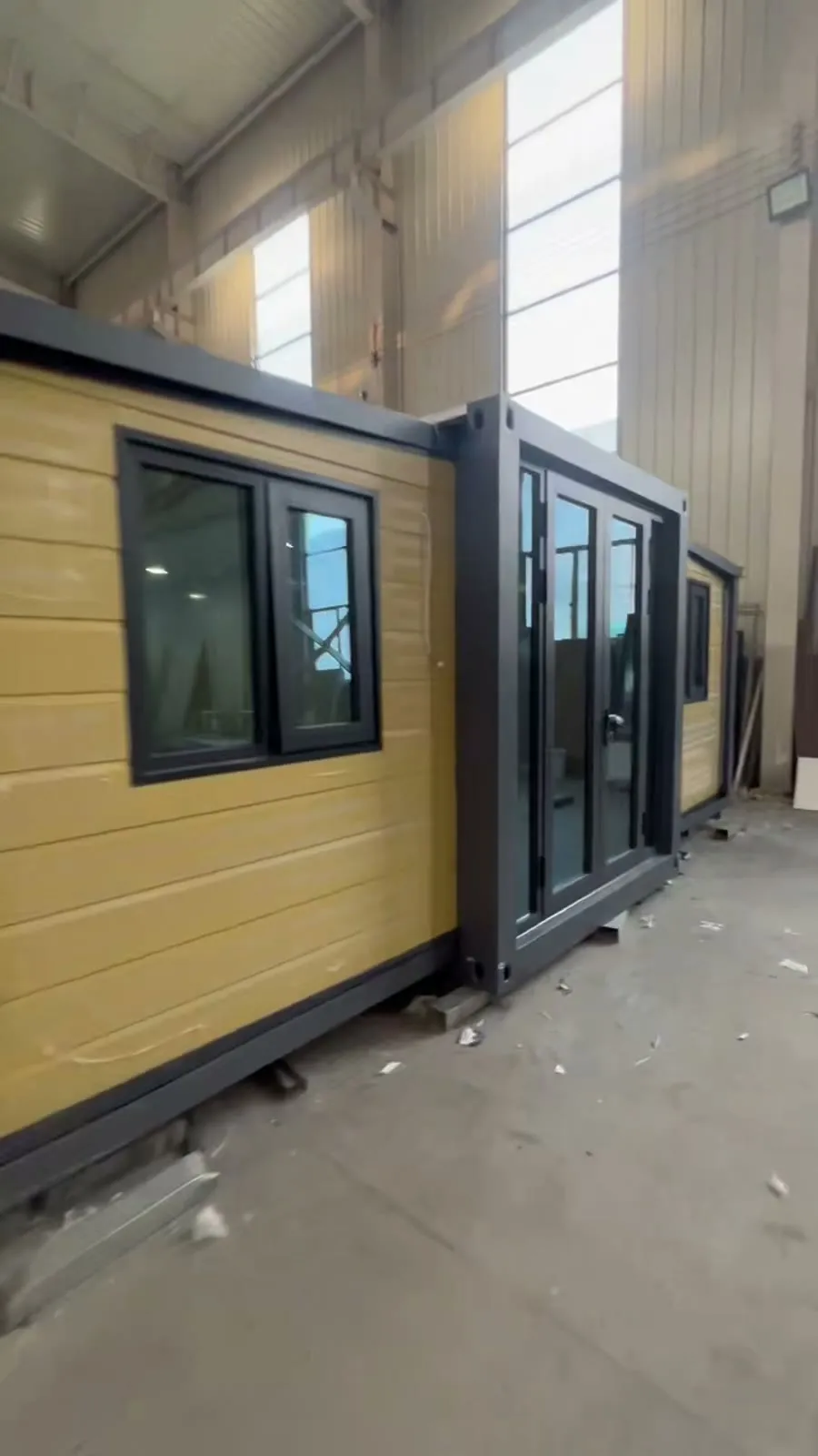 Casa modular plegada con acabado exterior amarillo