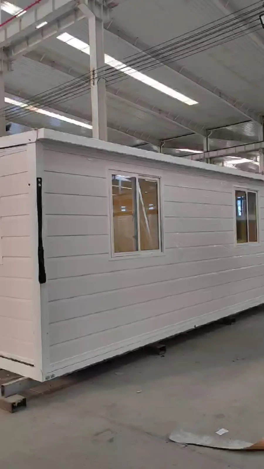 Casa modular plegada con acabado exterior blanco