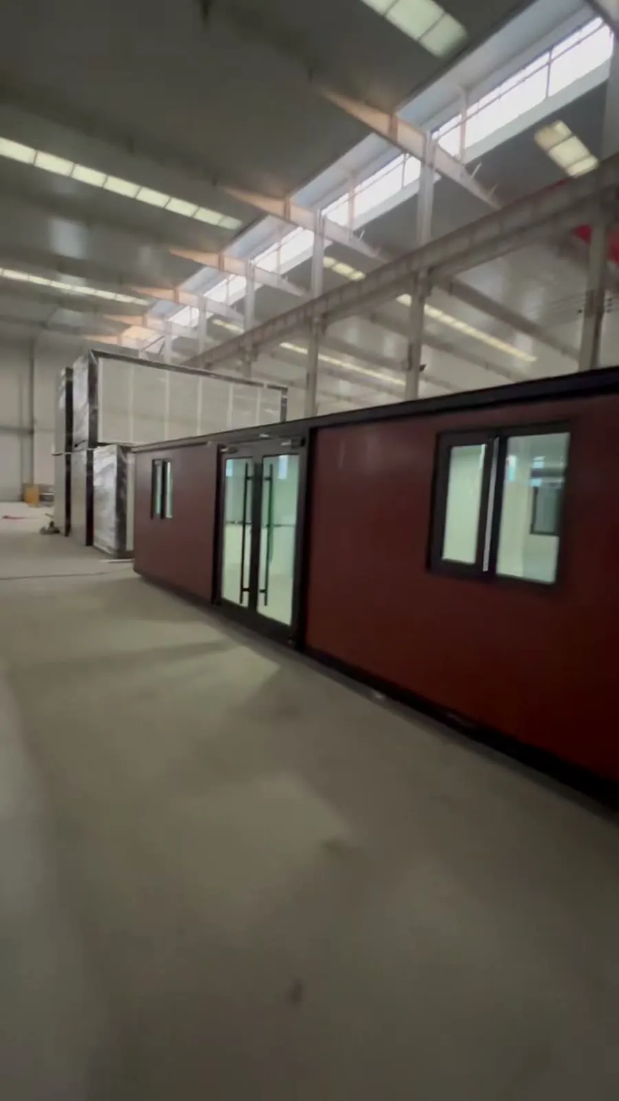Casa modular plegada con acabado exterior burdeos