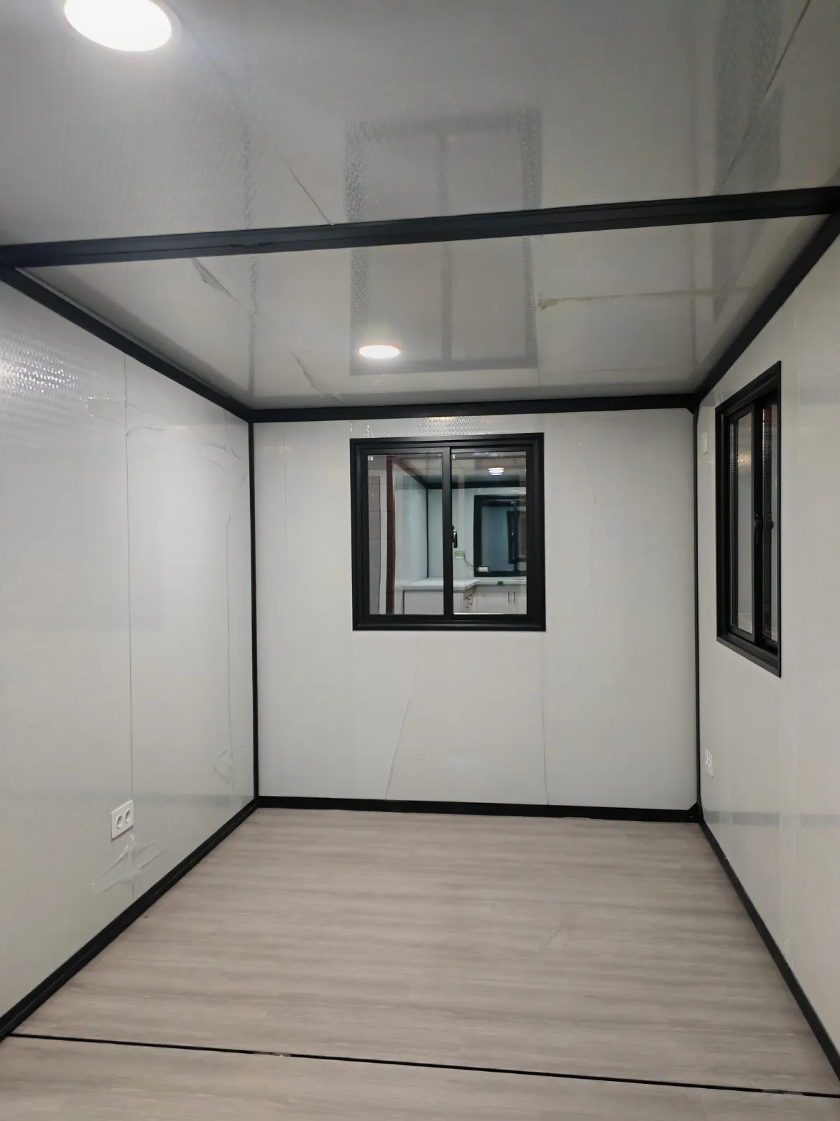 Dormitorio de la Morvedre con ventana corredera de aluminio de marco negro