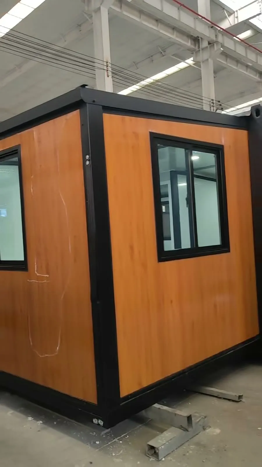 Casa modular plegada con acabado exterior de efecto madera