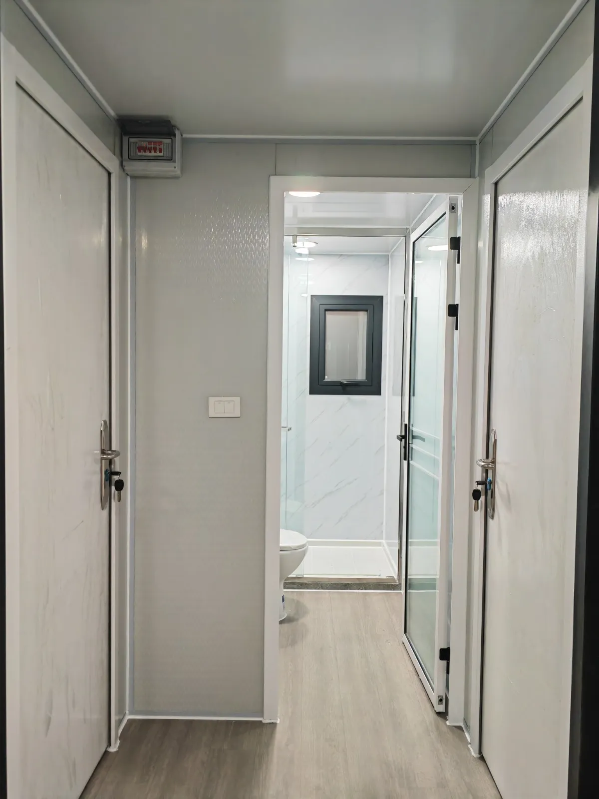 Paso central de la Morvedre entre dos puertas, con el baño de mármol al fondo