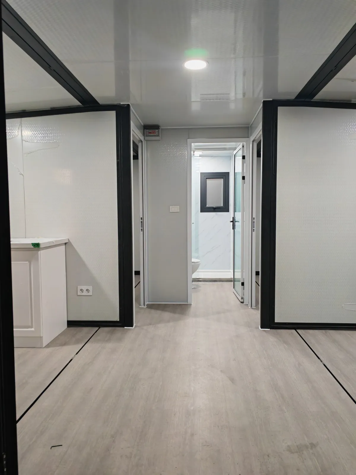 Interior diáfano de la Morvedre con puertas de vidrio esmerilado a ambos lados y suelo gris claro